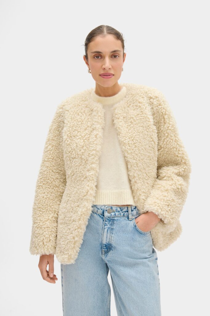 Daphne Borg Coat – Overview & Review